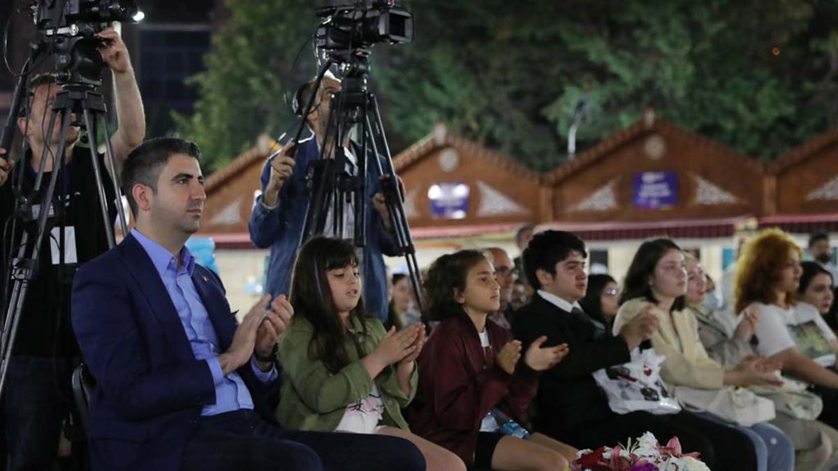 Kartal Belediyesi tarafından bu yıl ikincisi düzenlenen Kartal Kitap Fuarı, edebiyat ve sanat dünyasının ünlü kalemlerini ağırlamaya devam ediyor. Etkinliğin ikinci gününde, yazar Ayşe Kulin, onur ve emek ödülünü, Kartal Belediye Başkanı Gökhan Yüksel’in elinden aldı.