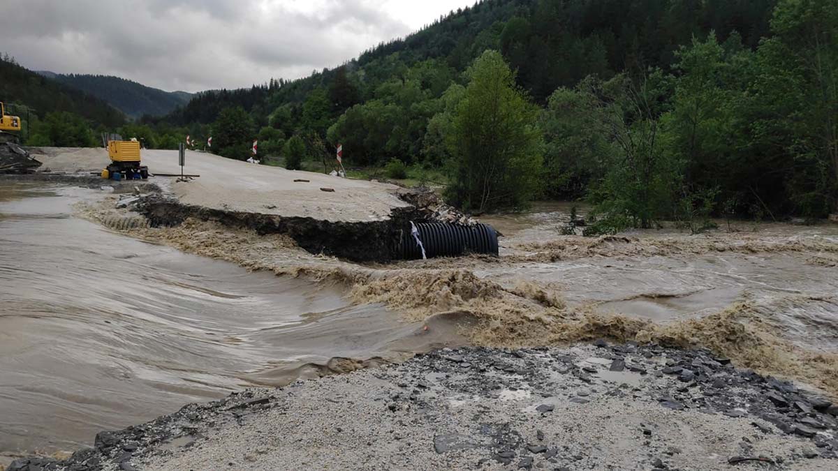 Kastamonu'da çöken yol için ekipler devrede