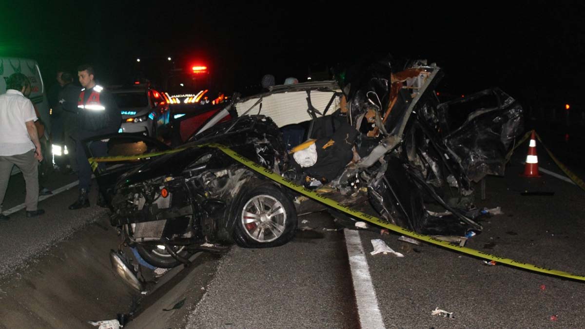 Tosya'da otomobil ile yolcu otobüsü çarpıştı; 2 ölü