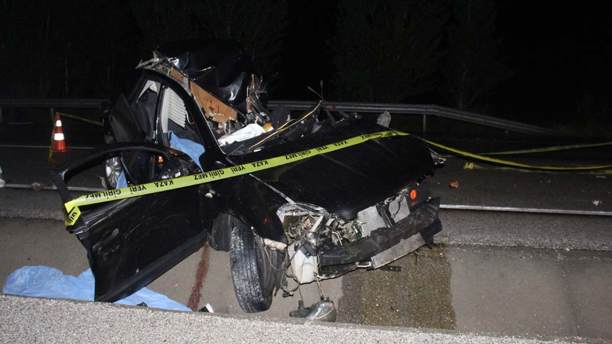 Tosya'da otomobil ile yolcu otobüsü çarpıştı; 2 ölü