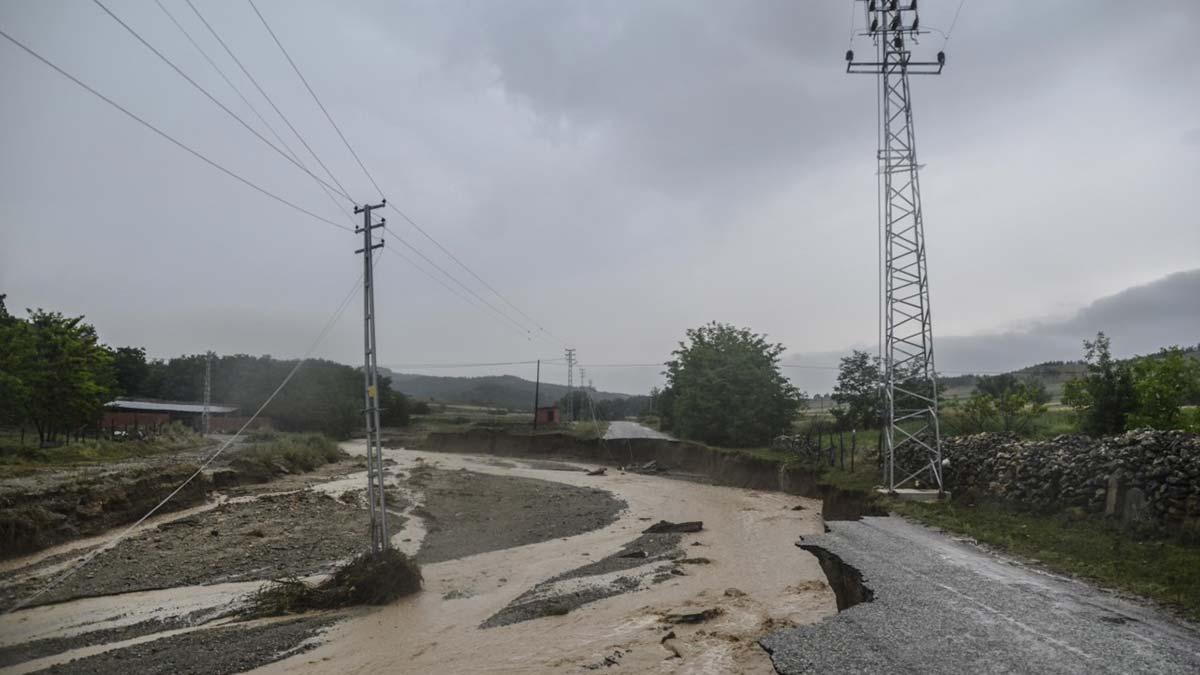 Kastamonu'da sağanak; Yollar çöktü