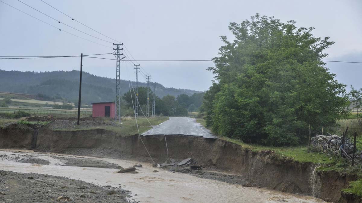 Kastamonu'da sağanak; Yollar çöktü