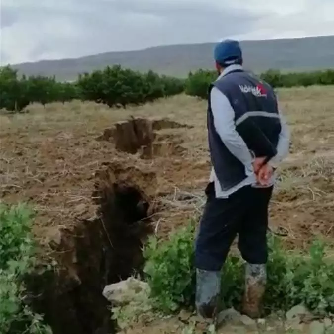 Kayseri'de şiddetli yağış; ekili arazide yarık oluştu