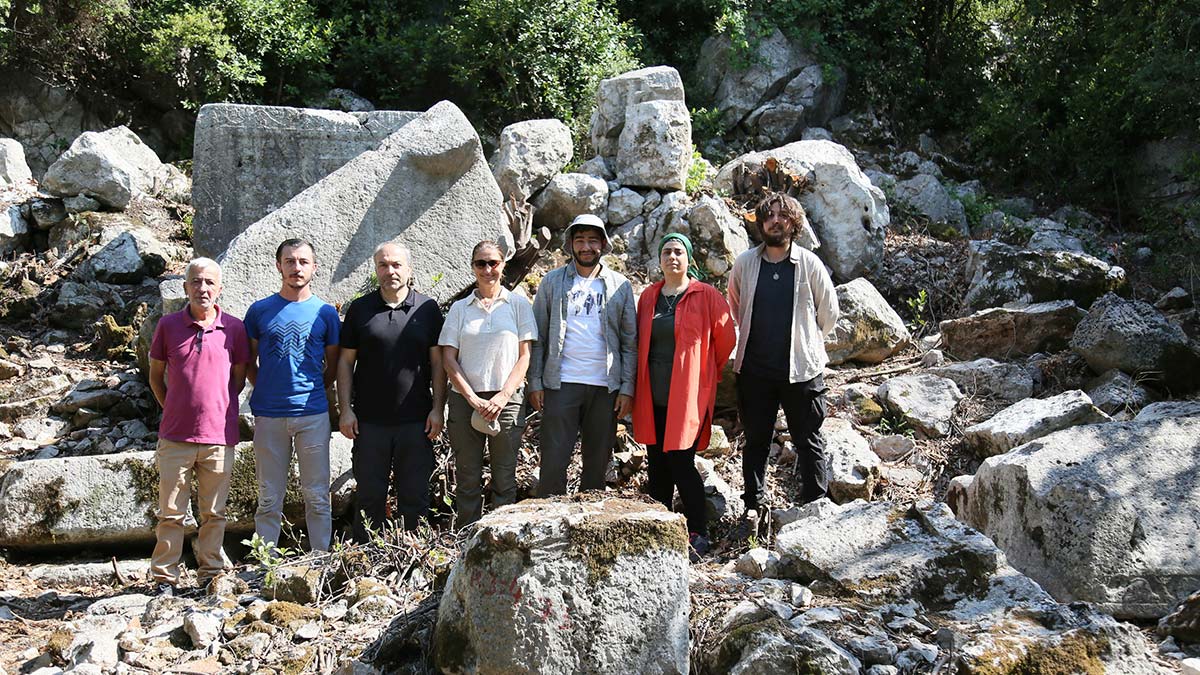 Antalya'nın Konyaaltı ilçe merkezindeki 3'üncü yüzyıl Roma dönemine tarihlenen ve 15 lahdin tespit edildiği Antalya Müze Müdürlüğü'ne bağlı 1800 yıllık yaşam alanını defineciler talan etti.