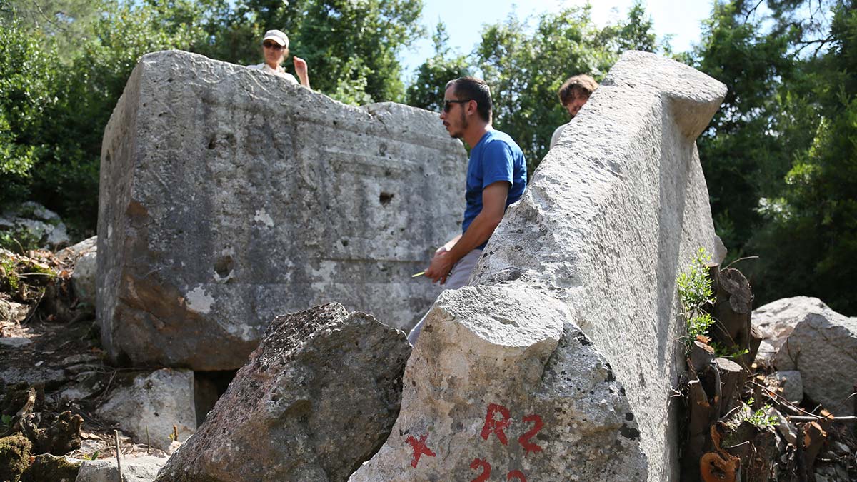 1800 yıllık yaşam alanını defineciler talan etti
