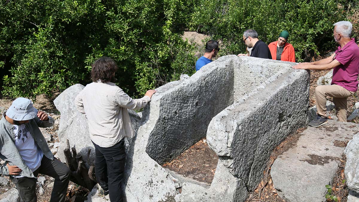 1800 yıllık yaşam alanını defineciler talan etti