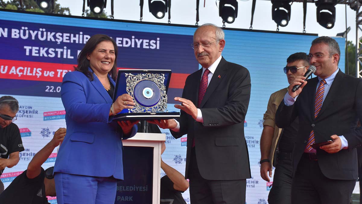 CHP Genel Başkanı Kemal Kılıçdaroğlu, "Gözümüzü korkutmaya çalışıyorlar. Tazminat davaları açmaya çalışıyorlar. Ne yaparlarsa yapsınlar. Güvendiğim tek şey var, bu ülkenin halkı. Yolumuz hak yoludur adalet yoludur. Hiçbir gücün karşısında asla eğilmeyeceğiz" dedi.
