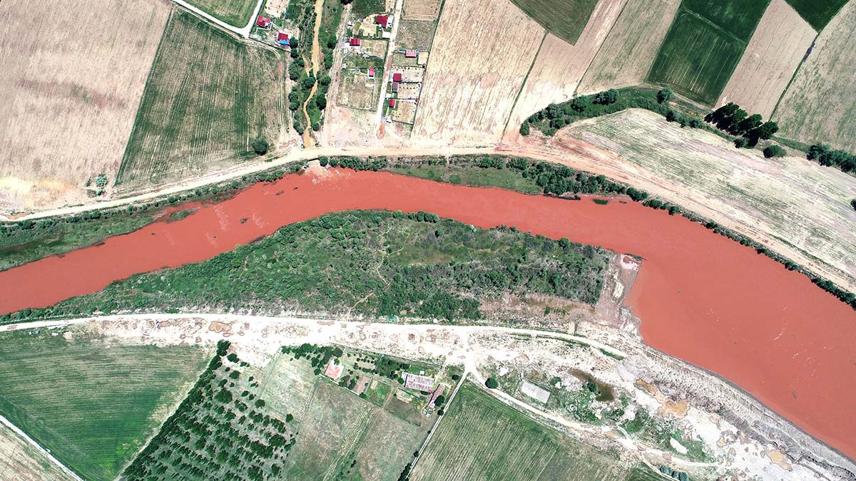 Kızılırmak rengini mineralli ultrabazik magmatik kayaçlardan alıyor