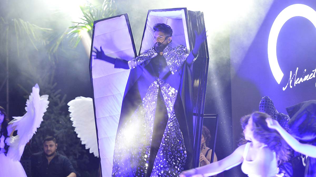 Sahneye tabut içinde çıktı