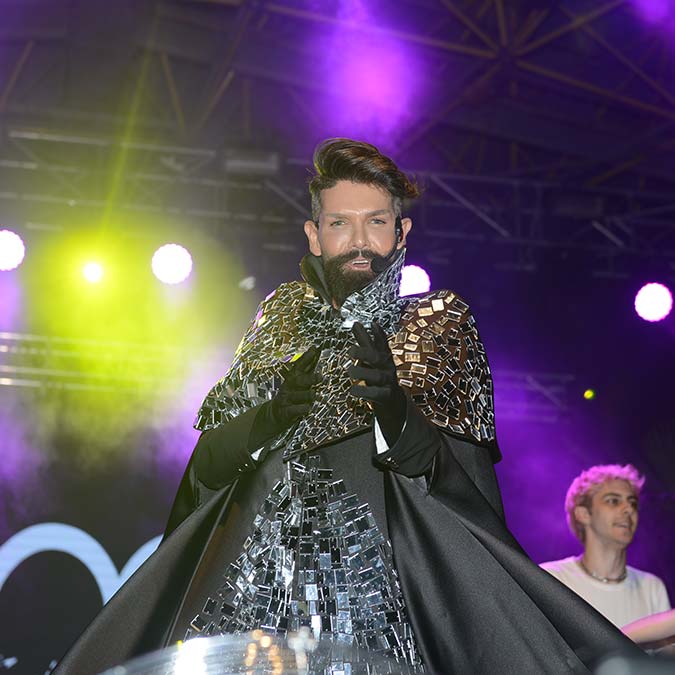 Sahneye tabut içinde çıktı