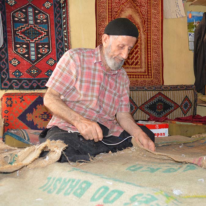 Elazığ'daki tek semerci ata mesleğini bırakamıyor