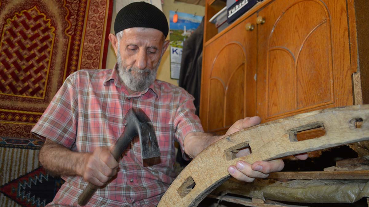 Elazığ'da kentin tek semercisi ahmet semerci (80), 65 yıldır bu işi yapıyor. Baba mesleği ve soyadını aldığı mesleğini, köylüler 'bırakma' dediği için devam ettiren semerci, 