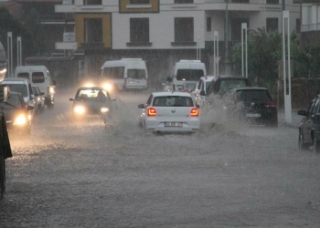 Kula'da sağanak günlük yaşamı olumsuz etkiledi