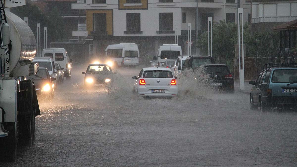 Kula'da sağanak günlük yaşamı olumsuz etkiledi