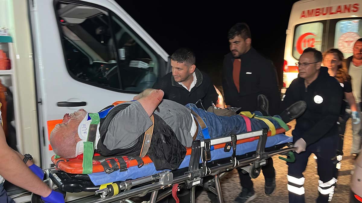 Kütahya'da otomobil yayalara çarptı