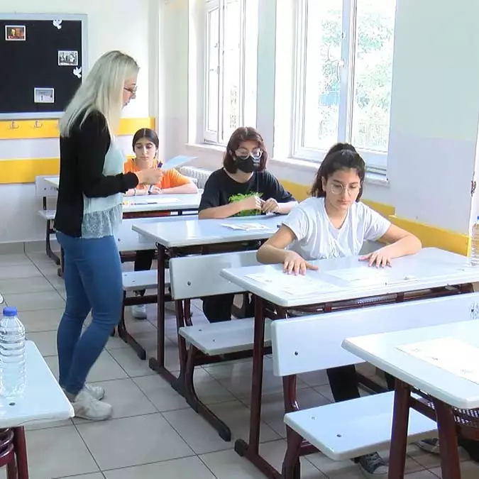 Türkiye genelinde 1 milyon 236 bin öğrencinin katıldığı lgs sınavının ilk oturumu saat 09. 30'da başladı.