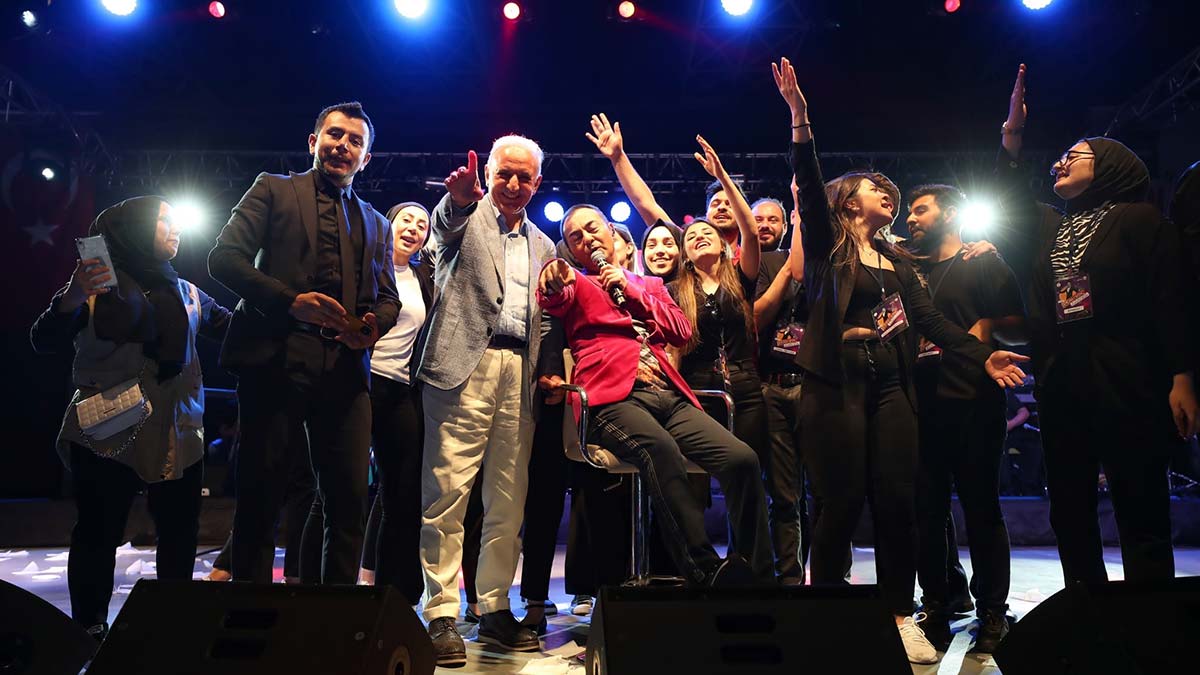 Lise son sınıf öğrencileri Serdar Ortaç'la stres attı