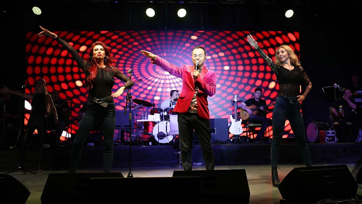 ‘Mezuniyet Şöleni’ etkinliği kapsamında lise son sınıf öğrencileri Serdar Ortaç'la bir araya geldi. Dün gerçekleşen konserde yaklaşık 10 bin öğrenci Yükseköğretim Kurumları Sınavı (YKS) öncesinde stres attı.