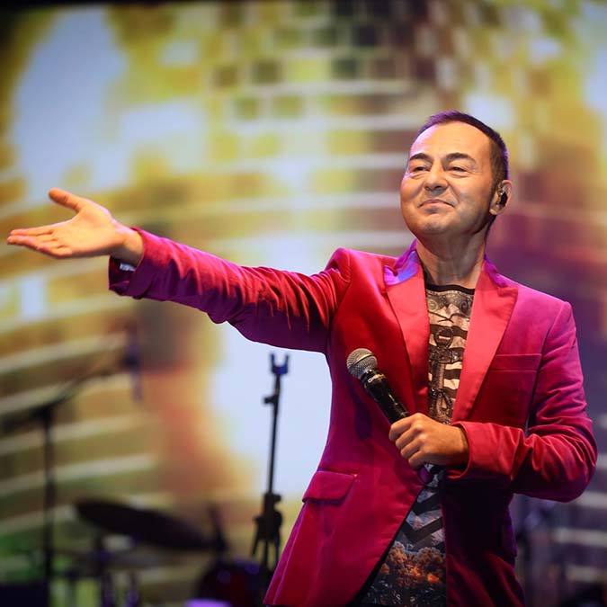 Lise son sınıf öğrencileri Serdar Ortaç'la stres attı