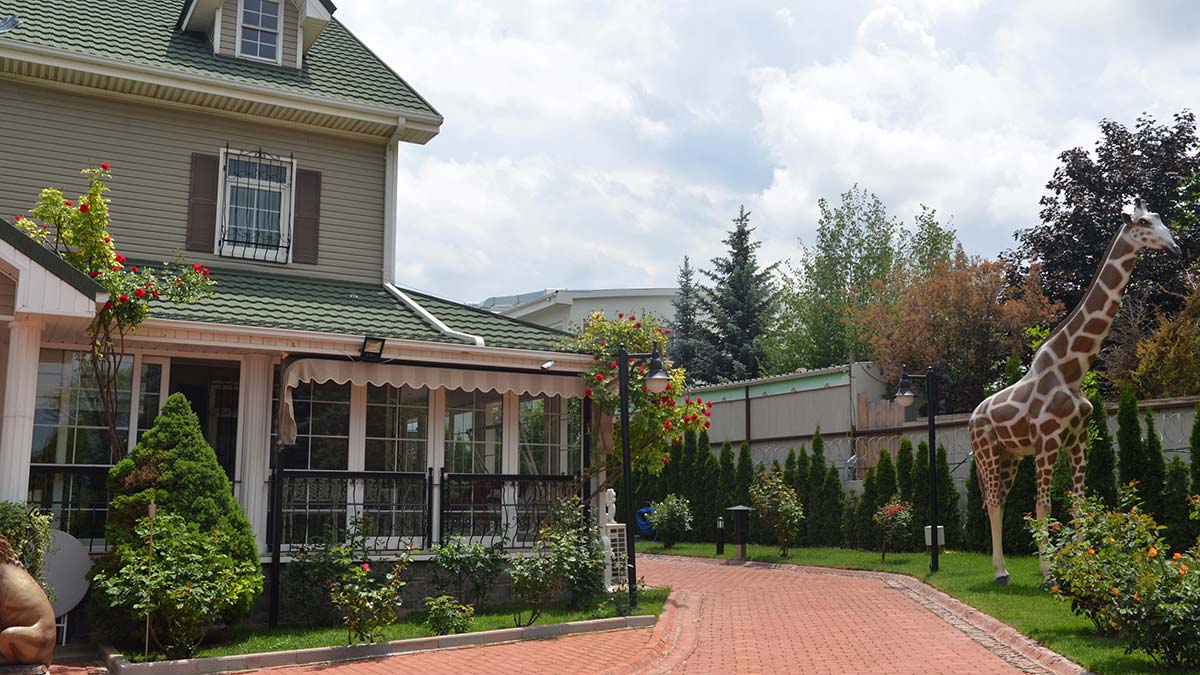 Ankara'da mahalledeki hayvanat bahçesinin ruhsat ve izninin yürütmesi, aslan ve kaplanların kükreme sesi ile gürültülerinin bölgede yaşayan insanların psikolojisini bozacak derecede etkili olduğu gerekçesiyle mahkeme tarafından durduruldu.