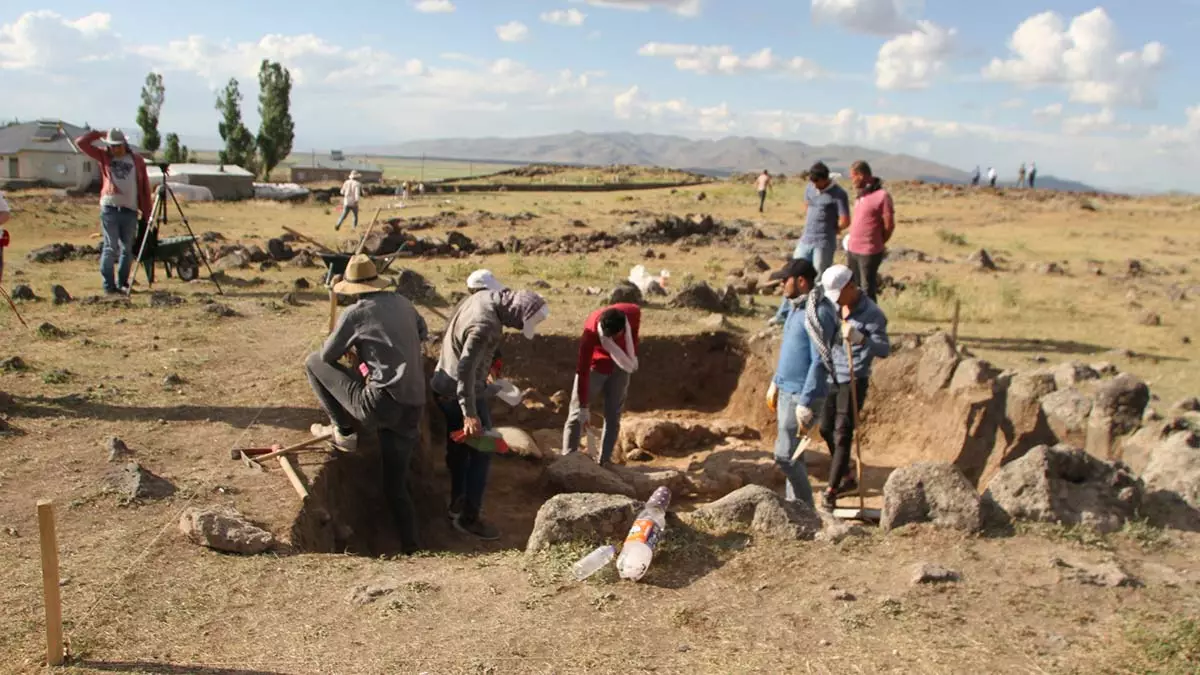 Muş'un malazgirt ilçesinde, 12 üniversiteden 30 akademisyen, malazgirt savaş alanının tespiti için kazı ve jeofizik çalışmalarını sürdürüyor.
