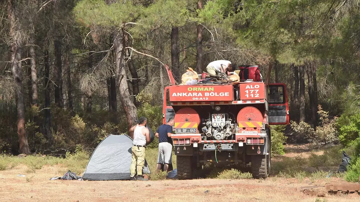 Çankırı'dan muğla'nın marmaris ilçesine yangın söndürme çalışmalarına destek olmak için gönderilen 5 orman işçisi yangın söndürme çalışmalarına 2 saat uyku ile müdahale ettiler.