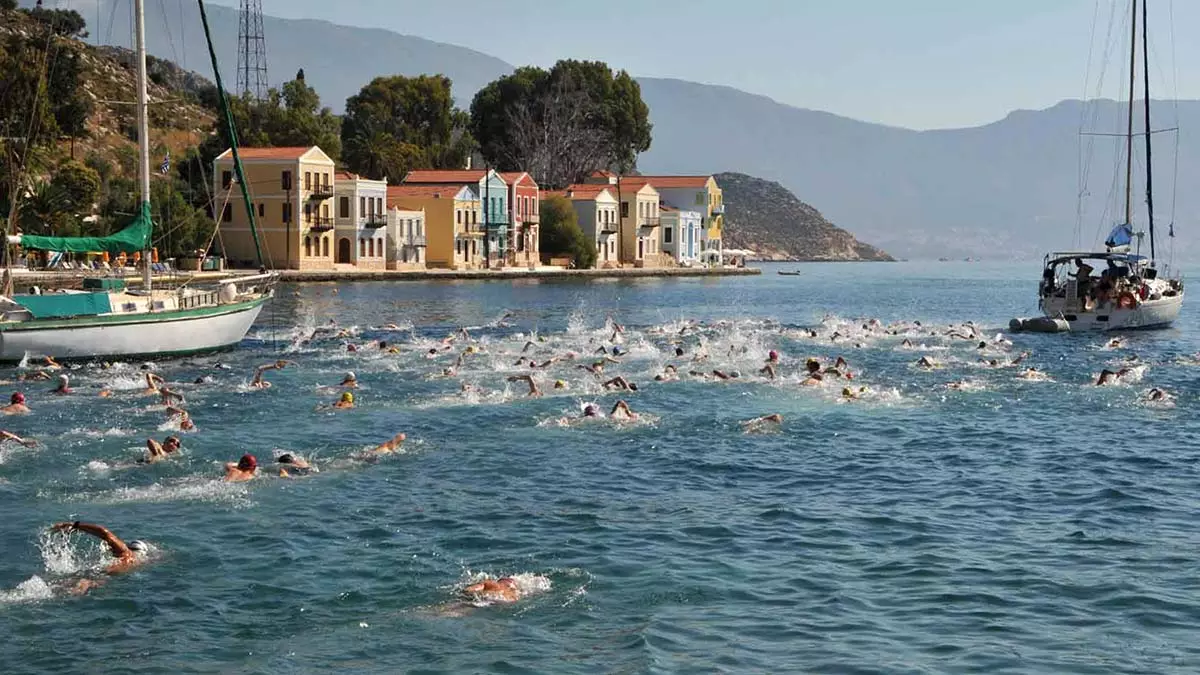 Antalya'nın kaş ilçesinde kültür ve sanat festivali kapsamında bu yıl 16'ncı kez düzenlenen meis-kaş yüzme yarışları'nda kulaçlar, barış ve dostluğa atıldı.