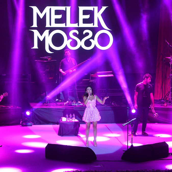 Melek Mosso Mersin'de sahneye çıktı