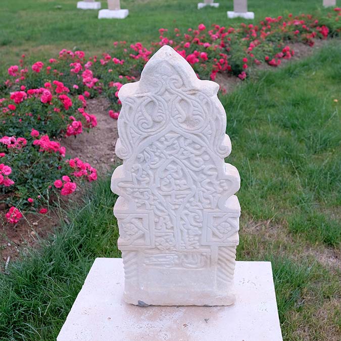 Konya'da, Mevlana Müzesi'nin bahçesindeki Selçuklu Sultanı Alaeddin Keykubat'ın 'gül bahçesi' olarak bilinen bölümde Mevlevilerin mezar taşları sergilenmeye başladı.