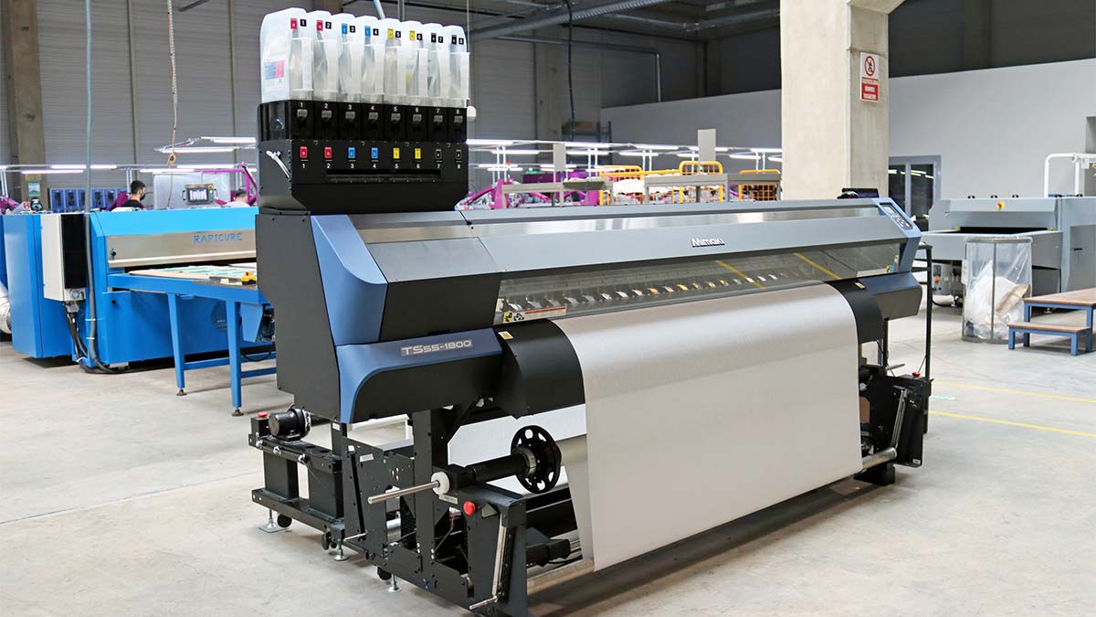 Küresel moda ve giyim markalarının en önemli tedarikçilerinden biri olan Kardem Tekstil moda devleri için Mimaki TS55-1800 ile üretim yapıyor.