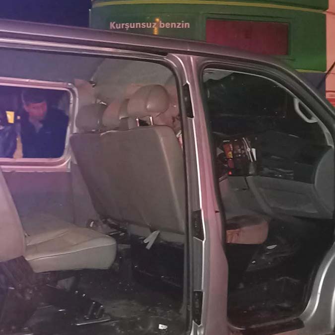 Minibüs akaryakıt istasyonunun fiyat panosuna çarptı