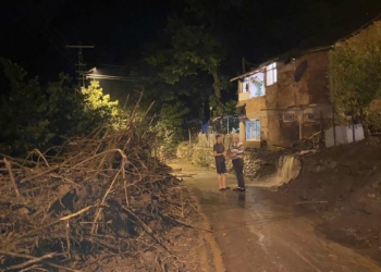 Akçay Deresi taştı; 9 evi su bastı