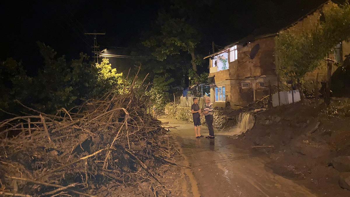 Akçay Deresi taştı; 9 evi su bastı