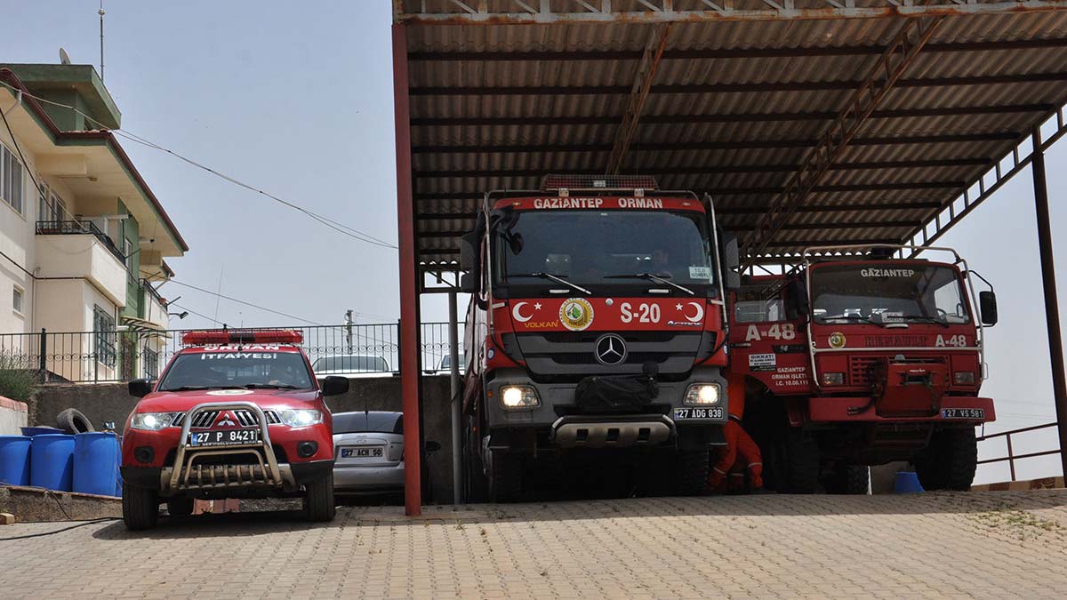 Gaziantep'in Nurdağı İlçesinde, orman yangınlarına ilk müdahalede, 5 ilin kesişme noktasındaki 1150 rakımlı tepede kurulu yangın gözetleme kulesindeki personel, dürbünle 24 saat duman avcılığı görevini yapıyor.