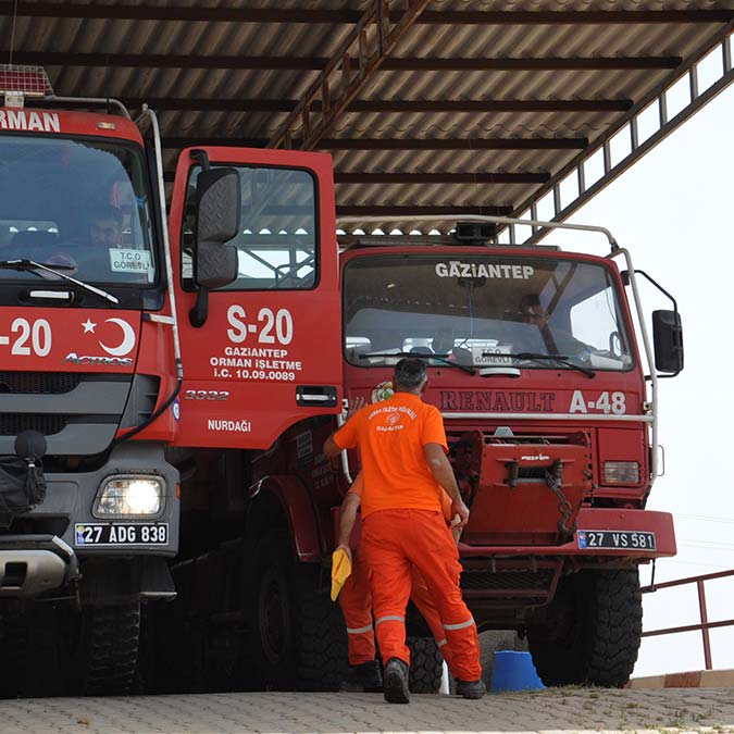 Yangın gözetleme kulesinde 24 saat nöbet