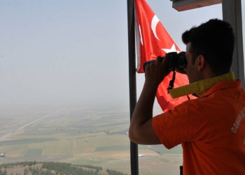 Yangın gözetleme kulesinde 24 saat nöbet