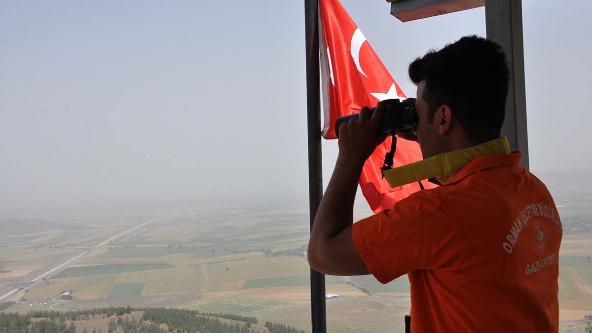 Yangın gözetleme kulesinde 24 saat nöbet