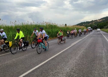 Çanakkale'den İzmir'e kadar pedal çevirdiler