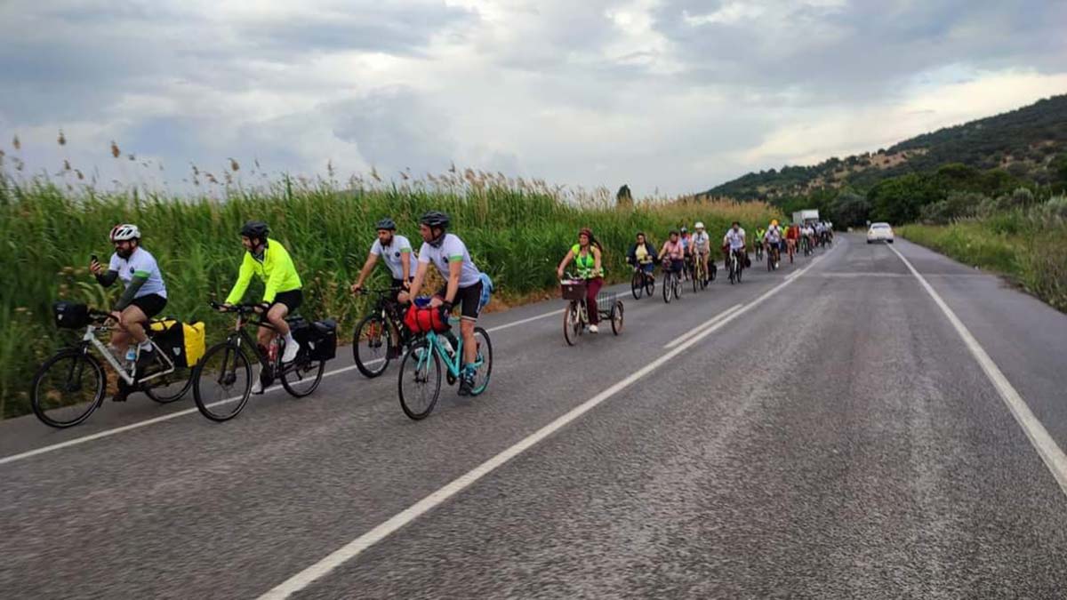 Çanakkale'den İzmir'e kadar pedal çevirdiler