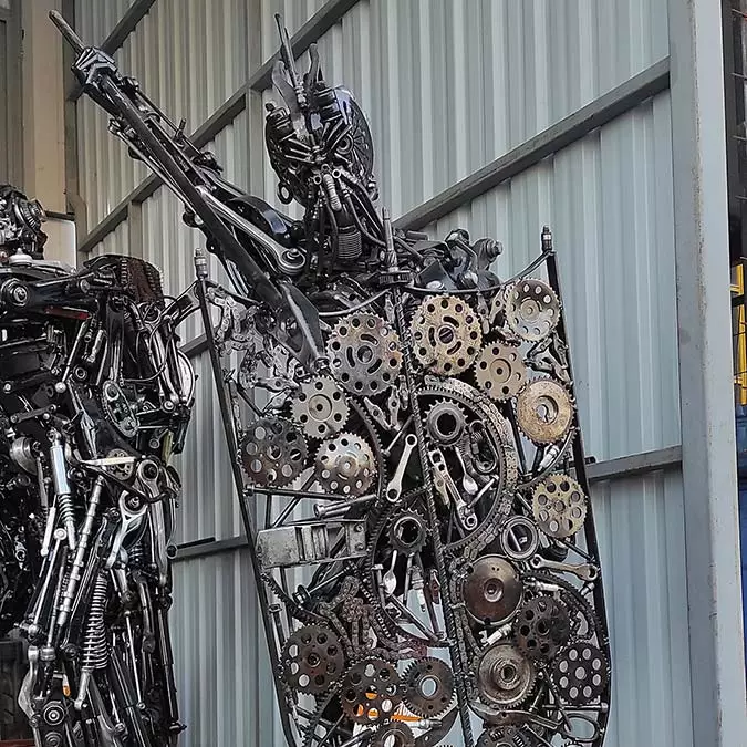 Düzce'de motor ustası murat çetin'in yaptığı otomobillerden çıkan hurda parçalardan heykeller, birçok kentte, etkinliklerde sergilenmeye başlandı.