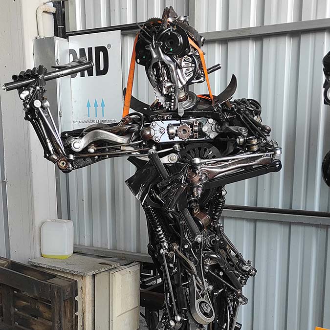 Hurda parçalardan heykeller sergilenmeye başladı