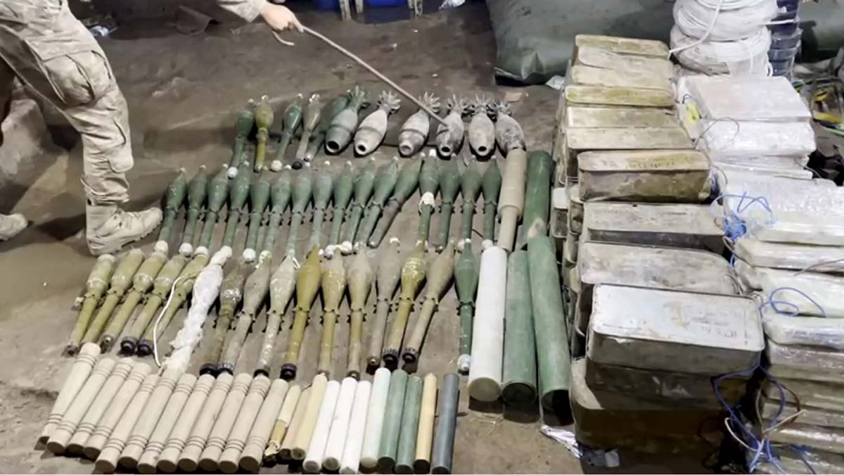 Pençe-Kilit'te çok sayıda silah ve mühimmat ele geçirildi