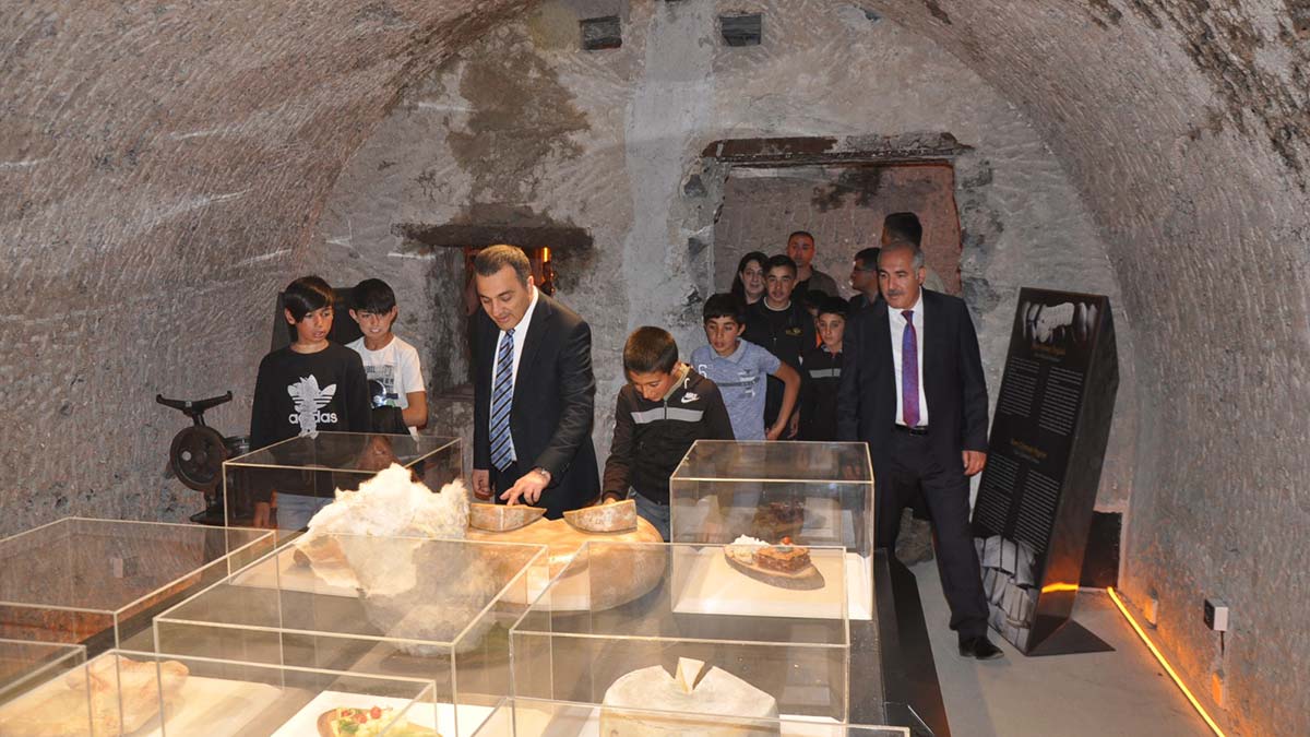 'Dünyanın 18'inci Peynir Rotası' olarak belirlenen Kars'ta açılışı yapılacak 'Peynir Müzesi', Verimli köyünden gelen öğrenciler tarafından ziyaret edildi.