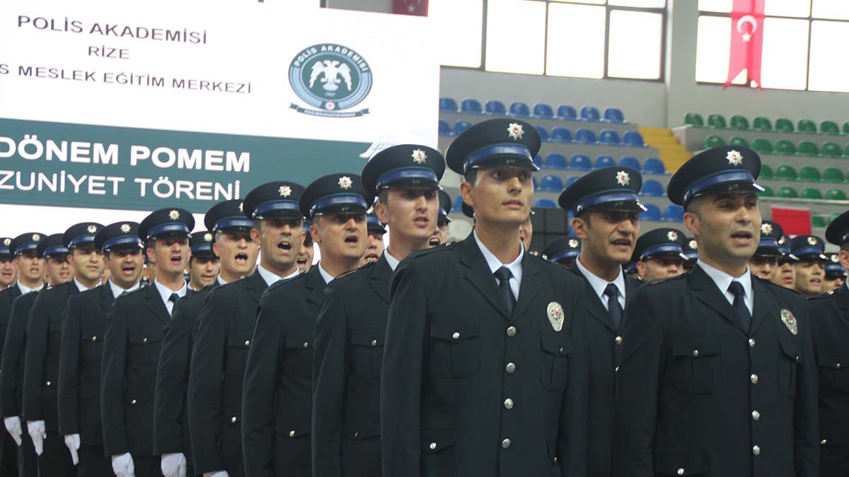 Rize polis meslek eğitim merkezi’nde (pomem) eğitimlerini tamamlayan 559 polis mezuniyet töreni ile mesleğe ilk adımlarını attı. Gazi polis memurunun oğlu berkay menemen okulu birincilikle bitirdi.