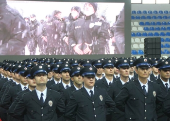 Rize Polis Meslek Eğitim Merkezi’nde (POMEM) eğitimlerini tamamlayan 559 polis mezuniyet töreni ile mesleğe ilk adımlarını attı. Gazi polis memurunun oğlu Berkay Menemen okulu birincilikle bitirdi.