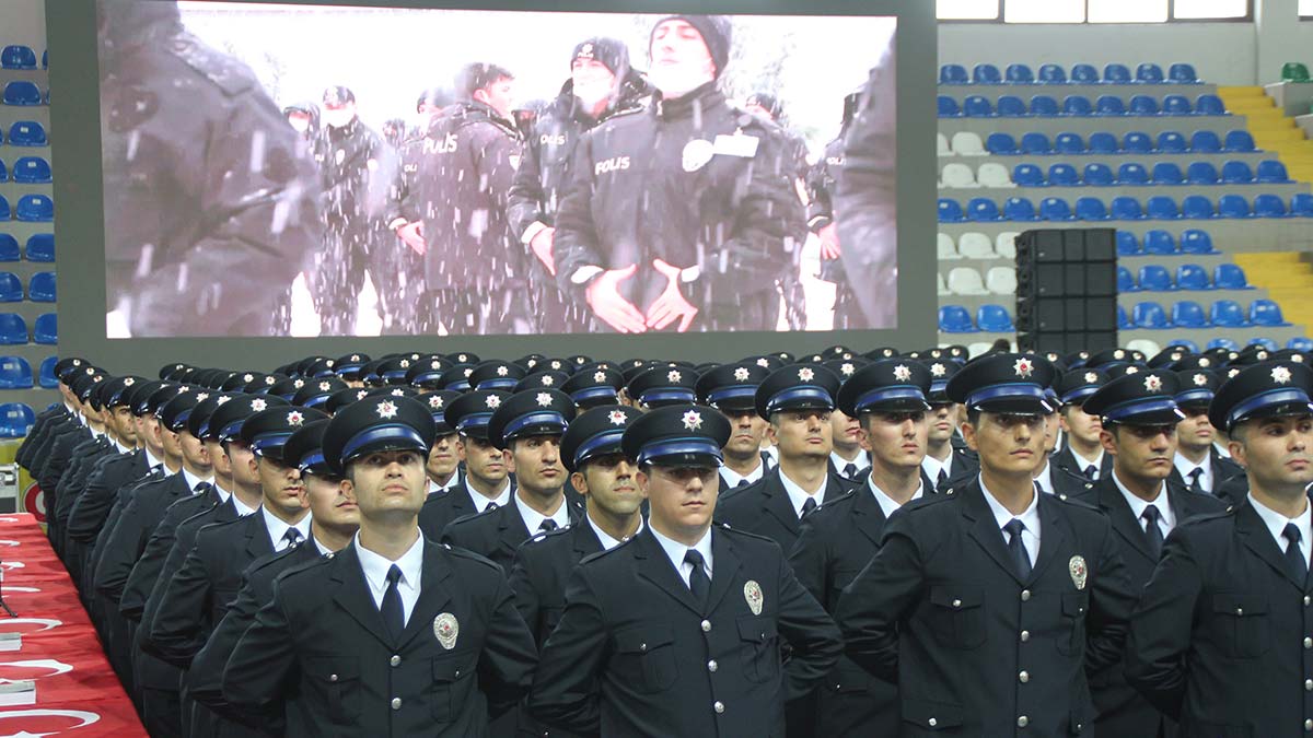 Rize Polis Meslek Eğitim Merkezi’nde (POMEM) eğitimlerini tamamlayan 559 polis mezuniyet töreni ile mesleğe ilk adımlarını attı. Gazi polis memurunun oğlu Berkay Menemen okulu birincilikle bitirdi.