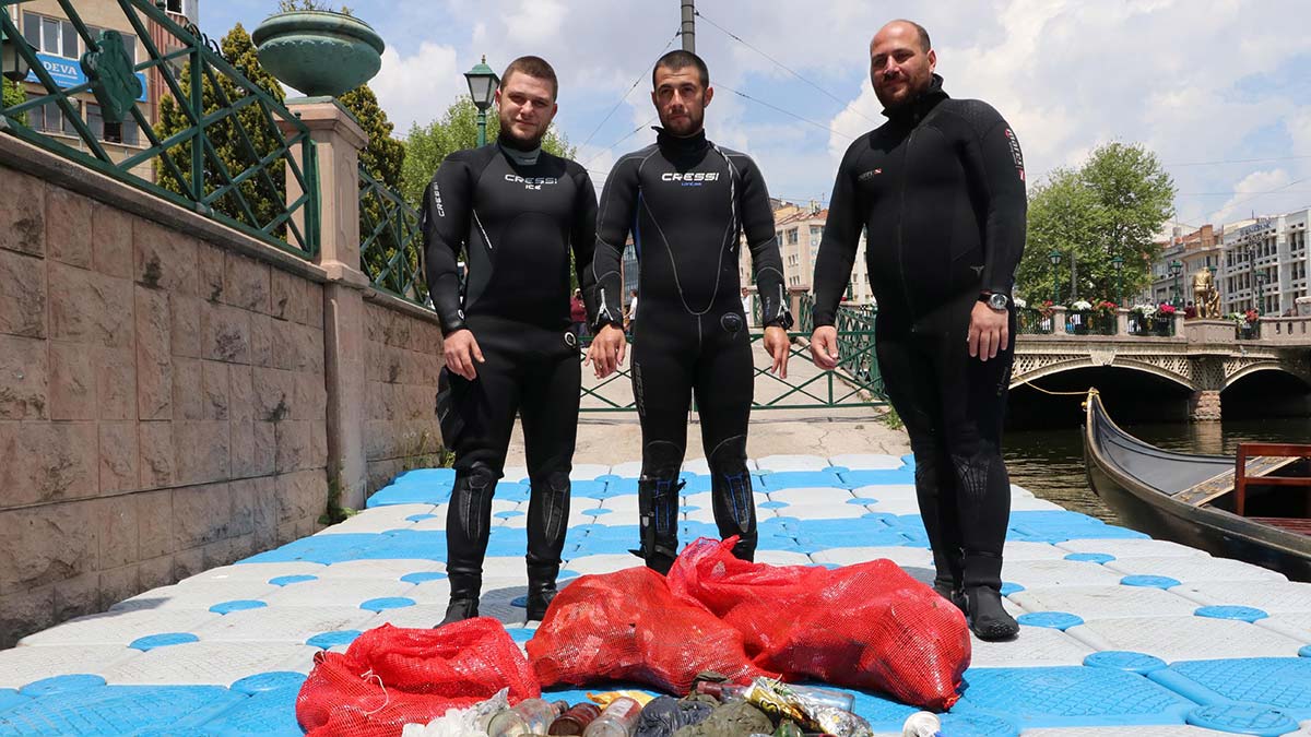 Porsuk Çayı'ndan çıkarılan çöpler sergileniyor