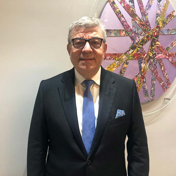 İstanbul Kent Üniversitesi Ağız ve Diş Sağlığı Eğitim Uygulama ve Araştırma Merkezi, Ağız ve Diş Çene Cerrahı Prof. Dr. Serhat Yalçın, "Çene kemiği eriyen hastalara zigomatik implant uygulanabilir" dedi.