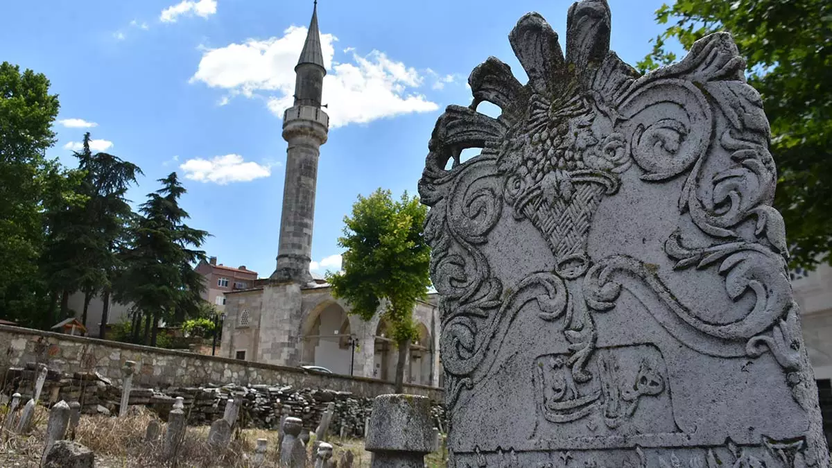 Trakya üniversitesi edebiyat fakültesi sanat tarihi bölümü başkanı prof. Dr. Engin beksaç, edirne'de beylerbeyi camisi mezarlığı'ndaki osmanlı'dan kalma mezar taşlarının yok olma tehlikesi taşıdığını söyledi.