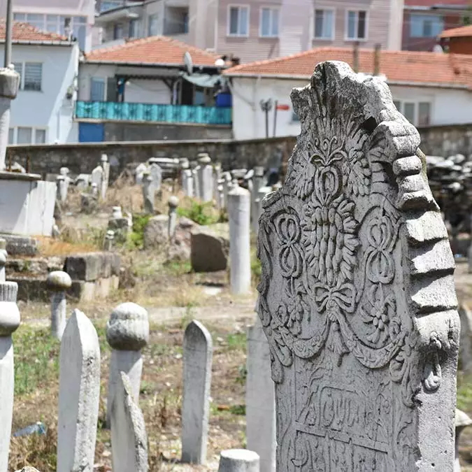 Osmanlı'dan kalma mezar taşları yok olma riski taşıyor
